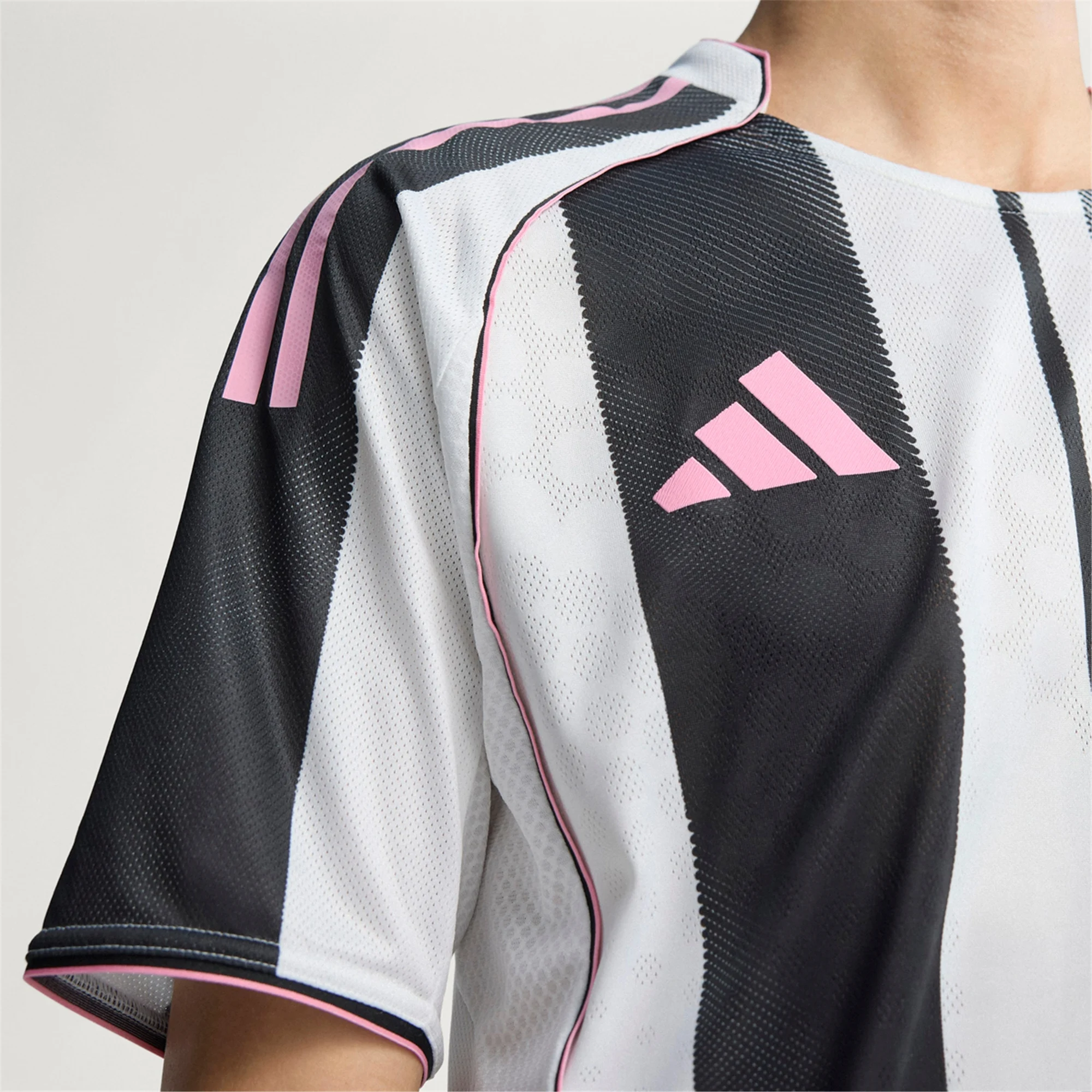 Juventus 2025/2026 Authentic Home Jersey - Image 3